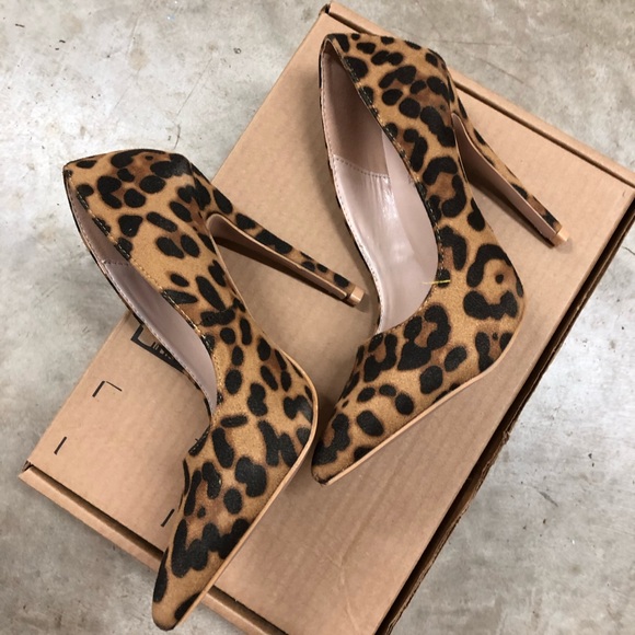 Super Sexy, Leopard Stiletto Pointed Toe Pumps 8M - Picture 7 of 8